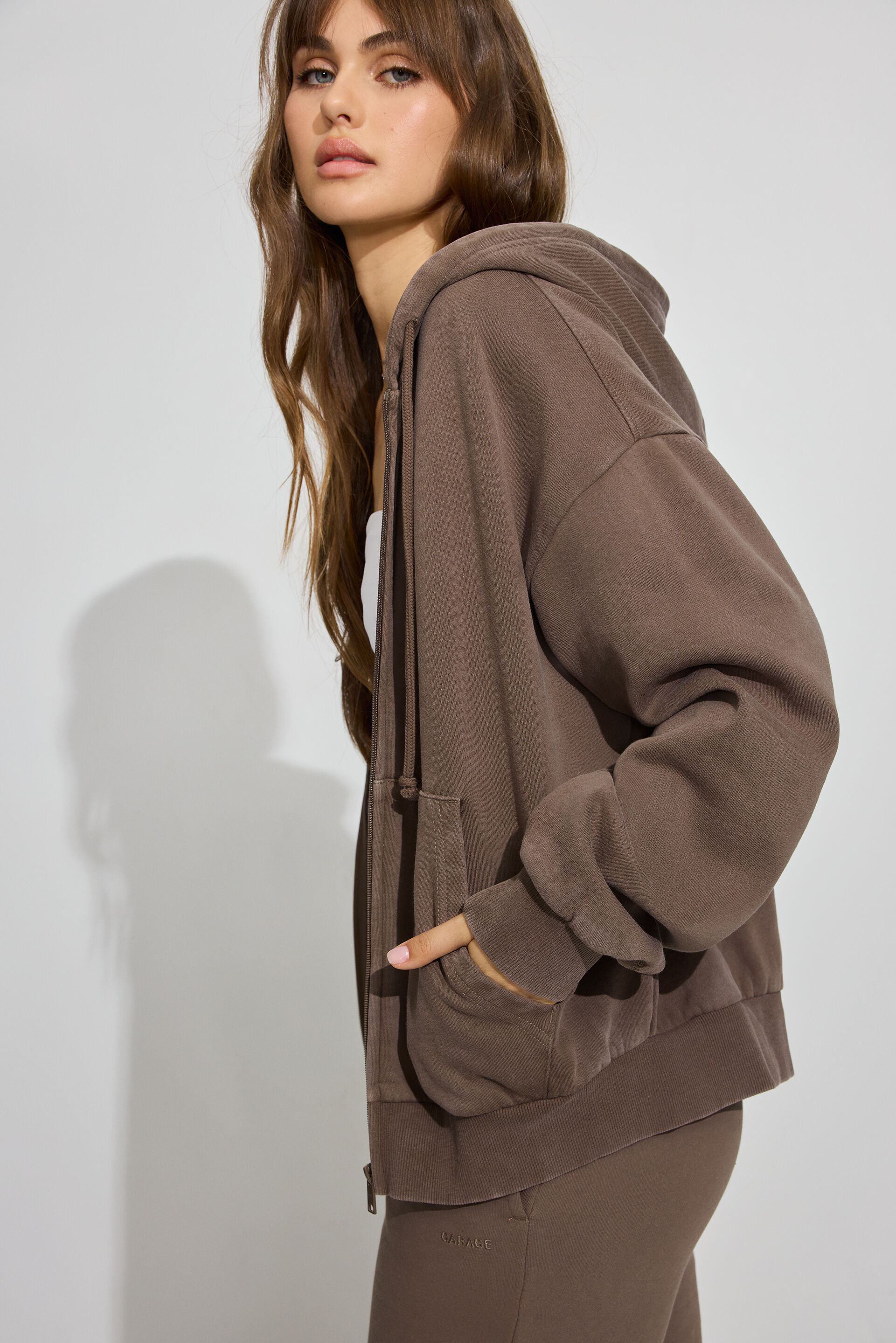 100088510_84G_alt1_1920x2880-3