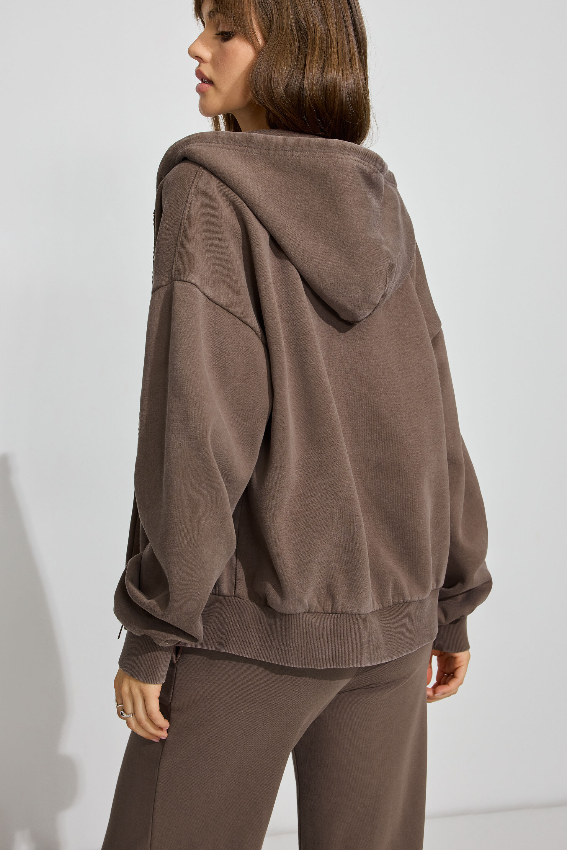 100088510_84G_alt3_1920x2880-3