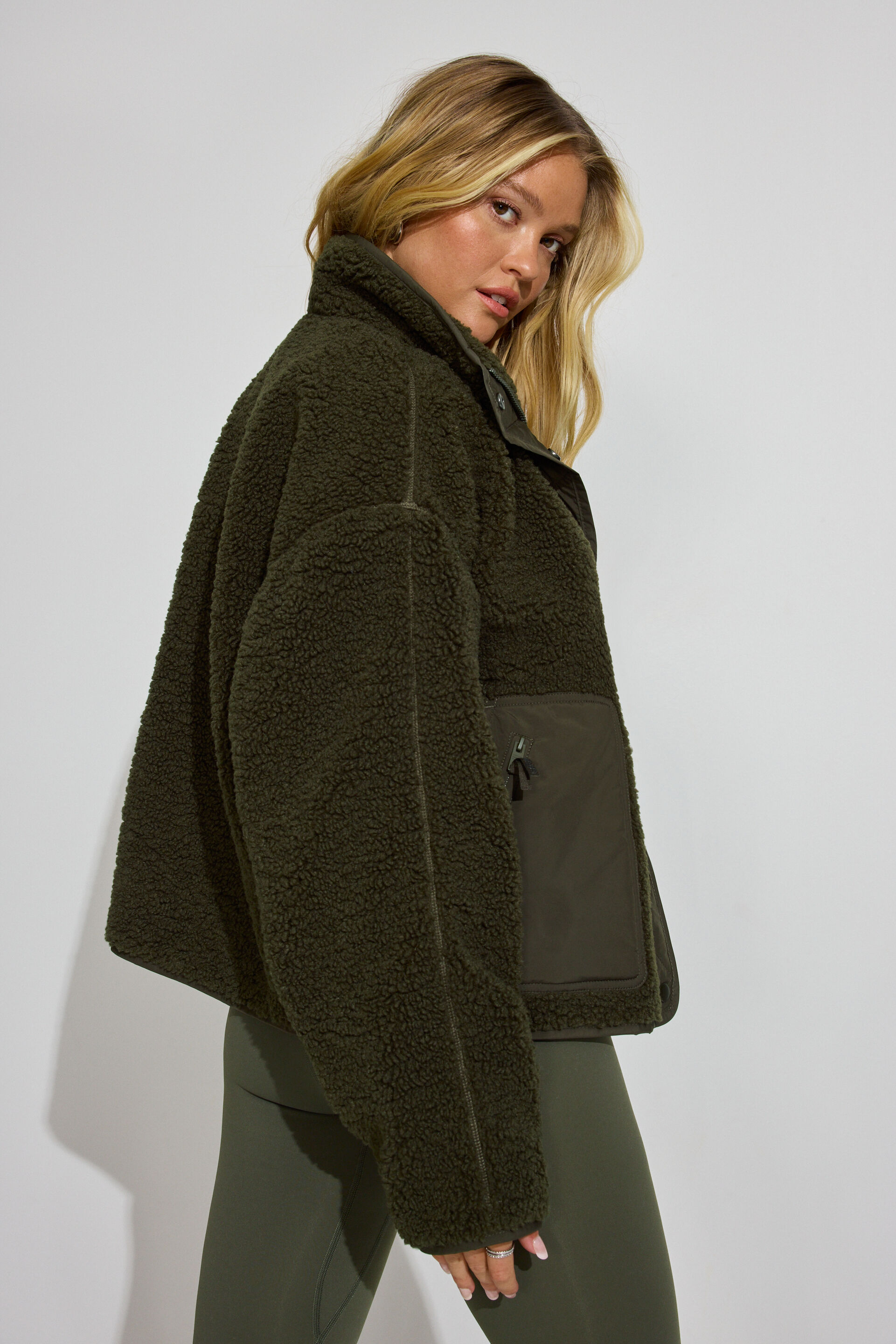 100098182_8AI_alt3_1920x2880-6