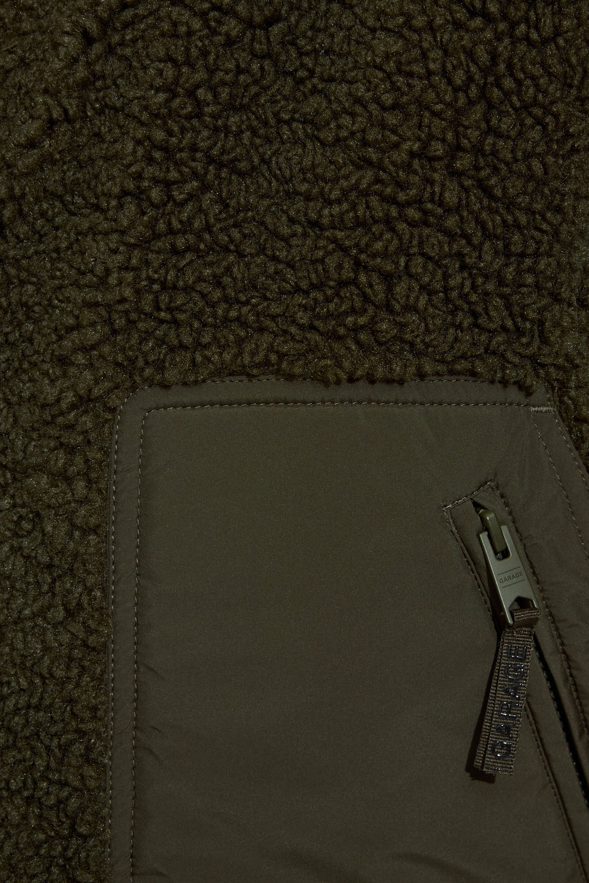 100098182_8AI_alt4_1920x2880-6