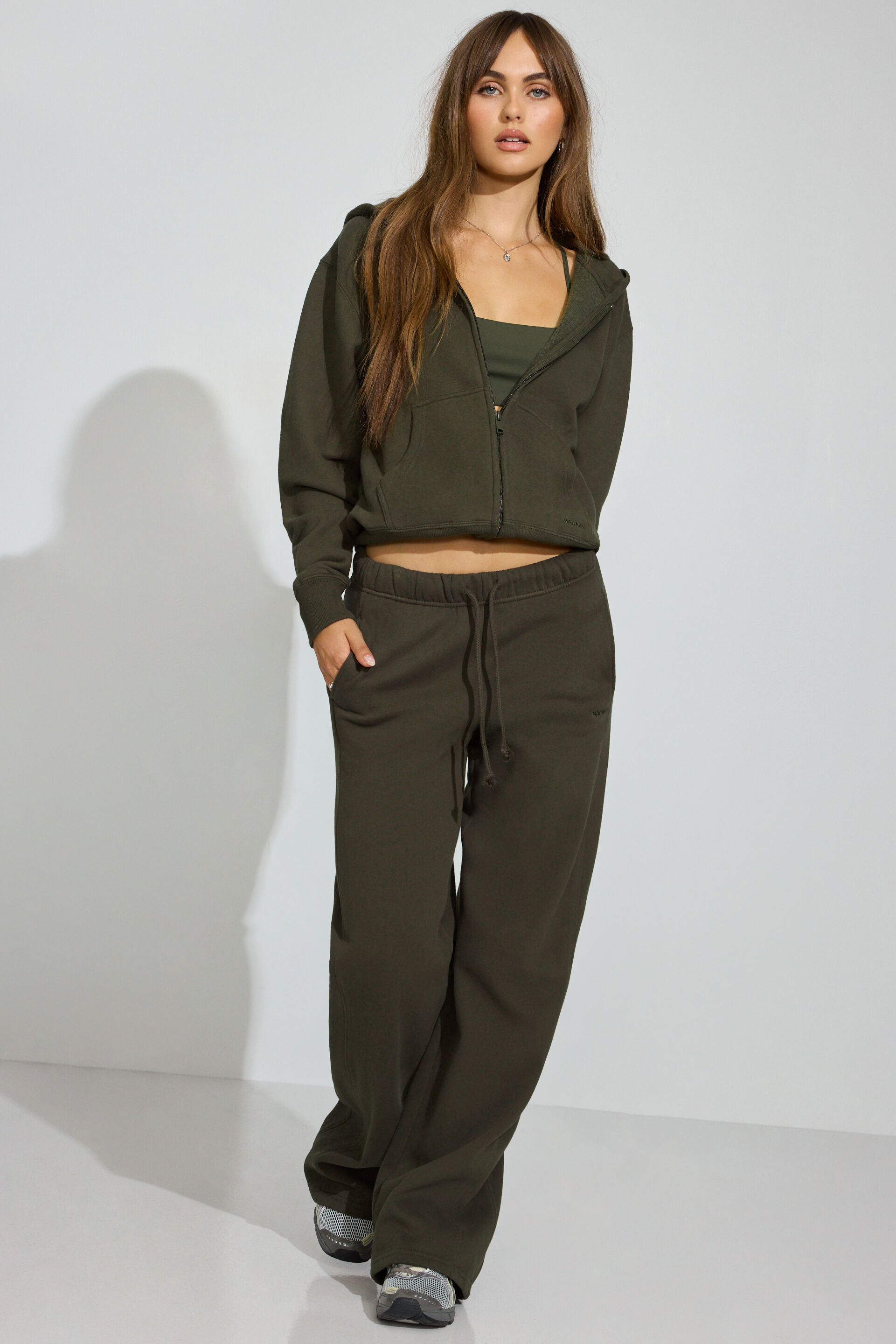 100099416_8AI_alt1_1920x2880-2