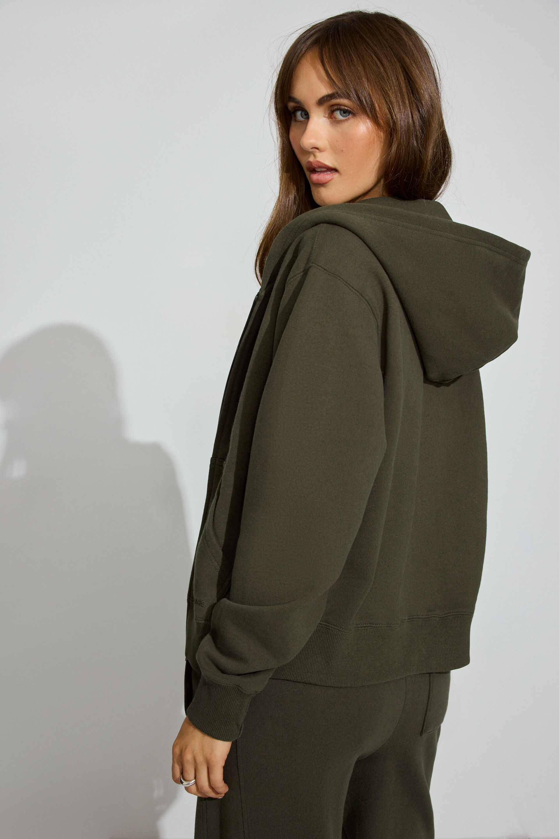 100099416_8AI_alt3_1920x2880-2